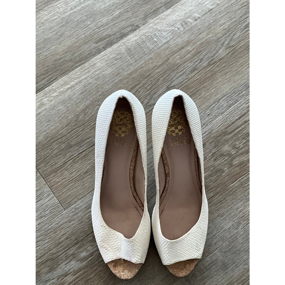 Vince Camuto Peep Toe White Heels Size 8 1/2 - Picture 3 of 12